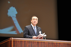 歓迎の挨拶をする第61回全日本広告連盟青森大会塩越隆雄会長