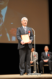 鈴木三郎助大賞受賞の挨拶をする河北新報の一力雅彦社長