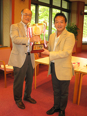 優勝トロフィーを高橋副会長より授与される新潟博報堂山田眞氏