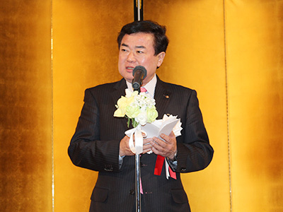 賀詞交換懇親会で挨拶する福田会長