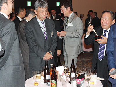 和やかに新年の挨拶を交し合う参加者