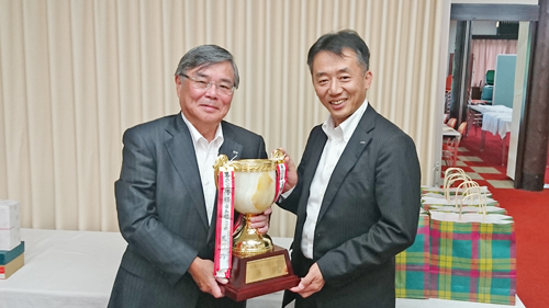 優勝杯授与